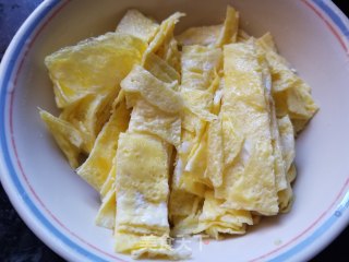 大白菜腊肠炒银针粉的做法步骤：6