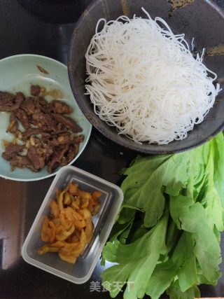 牛肉榨菜汤米粉的做法步骤：1