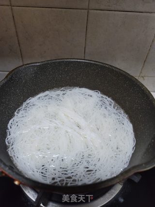 牛肉榨菜汤米粉的做法步骤：2