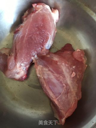 鱼腥草炖猪腱肉的做法步骤：1