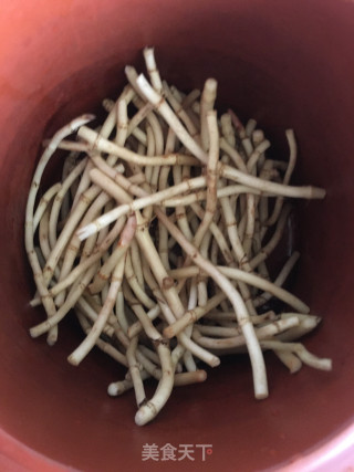 鱼腥草炖猪腱肉的做法步骤：2