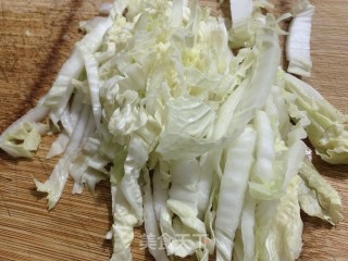 酸汤白菜粉丝汤的做法步骤：2