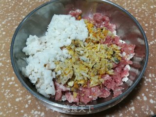 蟹粉小笼包的做法步骤：1