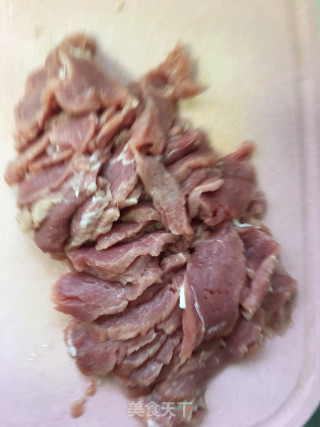 黄瓜炒肉片的做法步骤：1