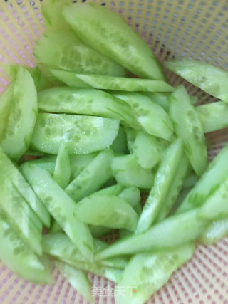 黄瓜炒肉片的做法步骤：3