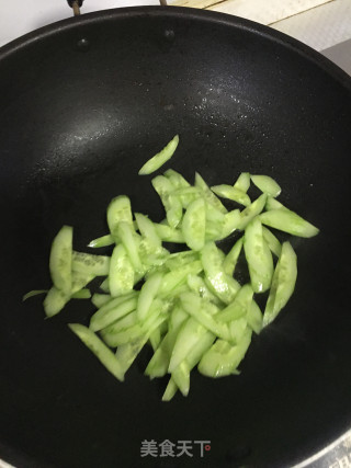黄瓜炒肉片的做法步骤：7