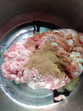双色肉丸汤的做法步骤：2