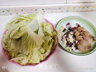白菜梗炒香肠的做法步骤：1