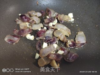 白菜梗炒香肠的做法步骤：2