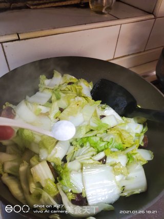 白菜梗炒香肠的做法步骤：4