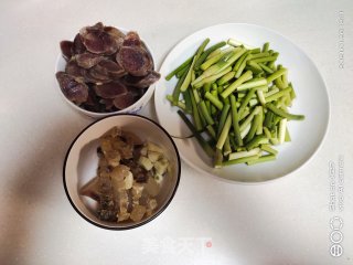 蒜薹炒香肠的做法步骤：1