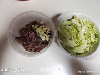 香肠炒白菜的做法步骤：1