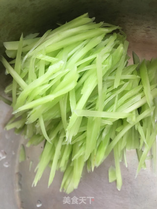 素炒莴笋丝的做法步骤：2