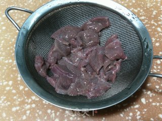蒜苗洋葱炒猪肝的做法步骤：1