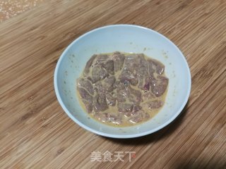 蒜苗洋葱炒猪肝的做法步骤：2