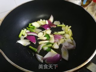 蒜苗洋葱炒猪肝的做法步骤：4