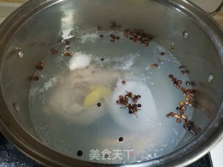 麻辣手撕鸡的做法步骤：1