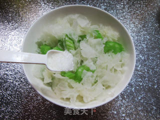 西芹拌银耳的做法步骤：5