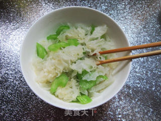 西芹拌银耳的做法步骤：7
