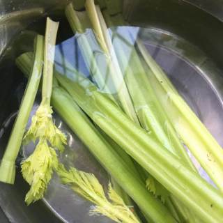 西芹炒腊肠的做法步骤：1