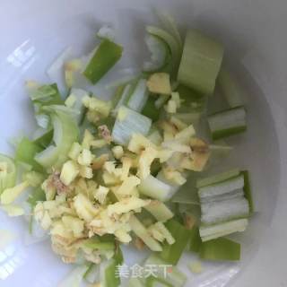 西芹炒腊肠的做法步骤：3