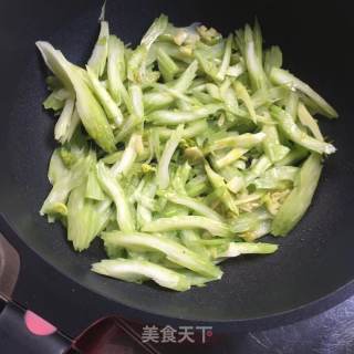 西芹炒腊肠的做法步骤：7