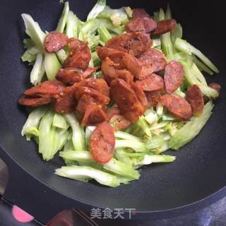 西芹炒腊肠的做法步骤：8