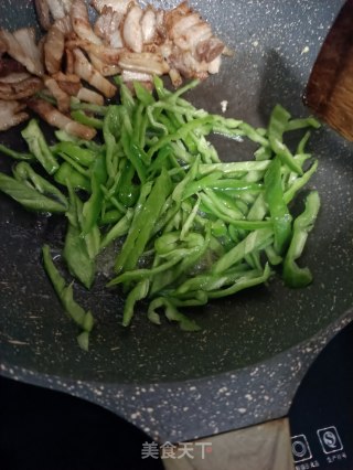青椒干炒五花肉的做法步骤：8