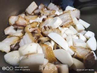 五花肉焖艿芋的做法步骤：5