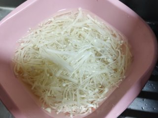 凉拌金针菇的做法步骤：2