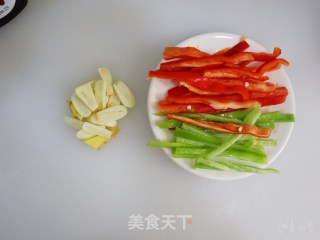 双椒小炒牛肉❤️肉嫩有技巧❗️年夜饭宴客菜的做法步骤：5