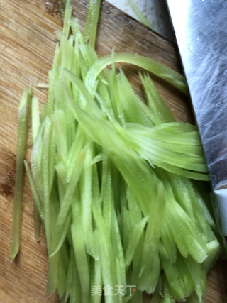 麻辣猪耳叶的做法步骤：2