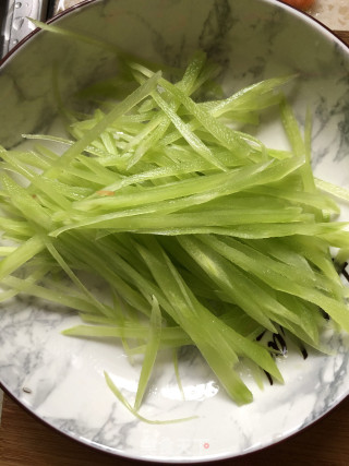 双丝拌鸡块的做法步骤：2
