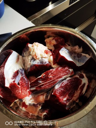 酱香味十足的自制酱牛肉的做法步骤：1