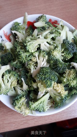腊肉炒西兰花的做法步骤：1