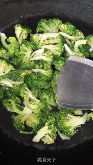 腊肉炒西兰花的做法步骤：5