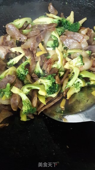 腊肉炒西兰花的做法步骤：11