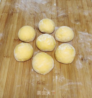 金灿灿南瓜花样面包的做法步骤：4