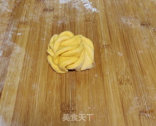 金灿灿南瓜花样面包的做法步骤：9