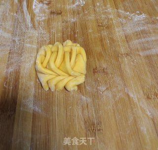 金灿灿南瓜花样面包的做法步骤：10