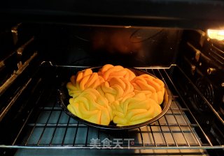 金灿灿南瓜花样面包的做法步骤：14