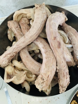 麻辣鸭货的做法步骤：1