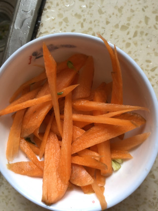 青椒肉丝的做法步骤：2