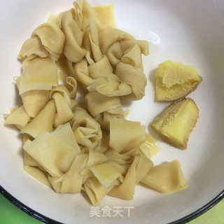 黄豆百叶结煲棒骨的做法步骤：3