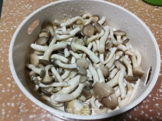 大排菌菇蛋花汤的做法步骤：2