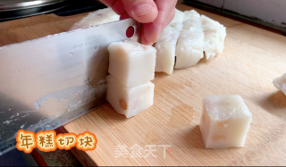 炸好的年糕淋上糖油，运势年年高甜蜜美滋滋的做法步骤：1