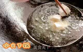 炸好的年糕淋上糖油，运势年年高甜蜜美滋滋的做法步骤：3