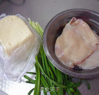 鲜鱿鱼烧豆腐的做法步骤：1