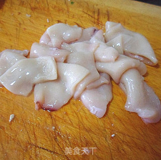 鲜鱿鱼烧豆腐的做法步骤：2