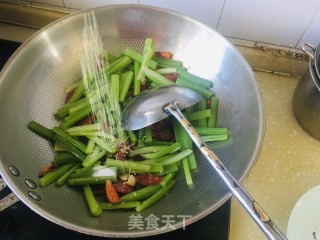 广式腊肠炒芹菜的做法步骤：8